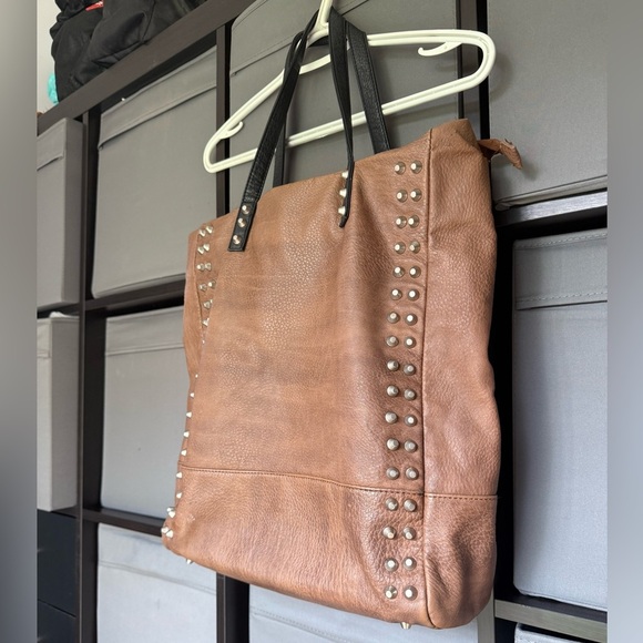 👜 Free People Saratoga Stud Tote *RARE - Picture 2 of 11